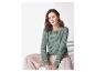 Femme en pull et pantalon.