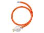 Tuyau et détendeur de gaz orange.