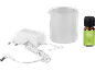 Adaptateur secteur, gobelet doseur et flacon d'huile parfumée à la citronnelle.