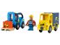 Jouets pour jouer à la livraison : camion de livraison jaune, chariot élévateur bleu et figurines de travailleurs.