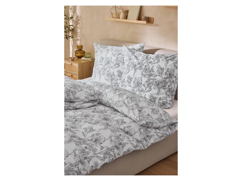 Parure de lit à motif floral dans une chambre douillette.