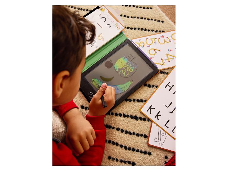 Enfant dessinant sur une tablette de dessin numérique avec des fruits et des lettres autour.