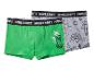 Deux boxers pour garçons, un vert avec un monstre et des palmiers, et un gris avec des motifs de personnages.