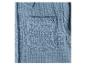 Détail d'une chemise en tissu bleu clair.