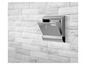 Une boîte aux lettres argentée avec un clapet ouvert, fixée à un mur de briques blanches.