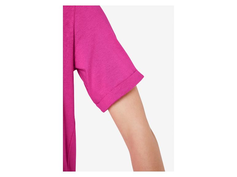 Détail d'un t-shirt rose à manches courtes.