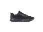 Chaussures de sport noires à lacets avec une tige texturée.