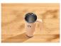 Mug thermique orange sur une table en bois.