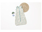 Un sac de couchage à imprimé nuage pour bébé.