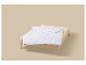 Couette blanche sur un lit en bois clair sur fond beige.