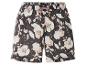 Shorts à fleurs, style estival.