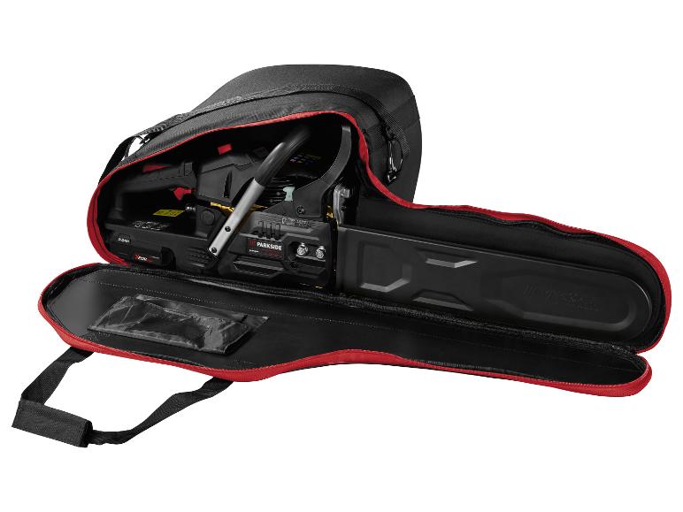 Tronçonneuse dans un sac de transport noir et rouge, avec une batterie 20V.