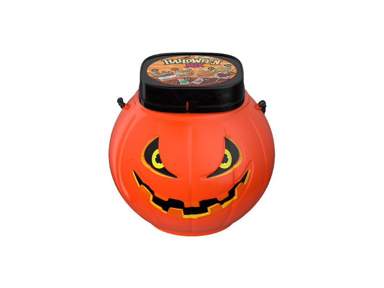 Seau à bonbons d'Halloween en forme de citrouille avec couvercle noir et assortiment de bonbons.
