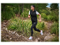Femme courant en trail avec des vêtements et chaussures Kalenji.