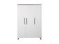 Armoire blanche à trois portes avec poignées en bois et pieds coniques.