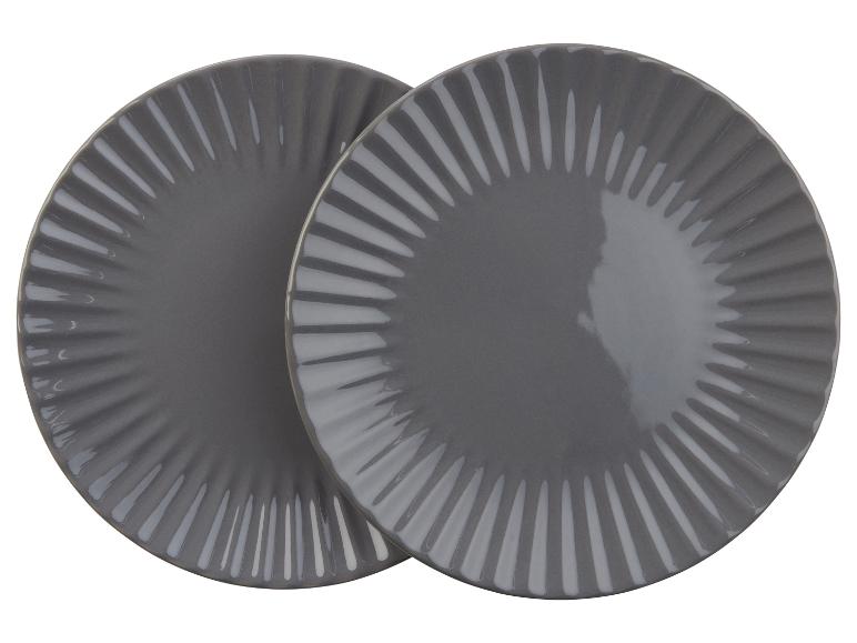 Deux assiettes grises avec un bord ondulé.