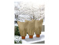 Trois protections de plantes marrons dans la neige.