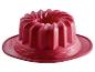 Un moule à cake en silicone rouge.