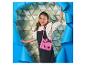 Une fille avec un sac rose à oreilles de lapin.