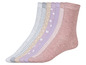 Un ensemble de cinq paires de chaussettes pour femmes avec différents motifs : rayées, à pois et à cœurs.