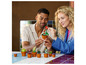 Deux personnes admirent une collection de plantes LEGO, dont un cactus et une plante carnivore.