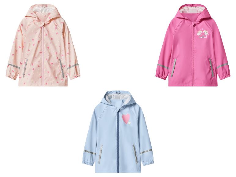Trois vestes de pluie pour enfants : rose à cœurs, fuchsia à licornes et bleu clair à cœur.