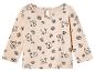 Un t-shirt à manches longues rose avec un motif Winnie l'ourson.
