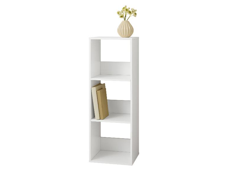 Étagère étroite blanche à quatre niveaux avec un vase de fleurs et deux livres