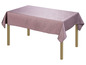 Une nappe rose à motif floral sur une table en bois.