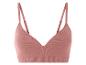 Un soutien-gorge rose sans couture avec des bretelles larges.