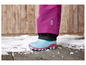 Bottes d'hiver bleues avec des accents roses sur un plancher en bois avec de la neige.