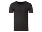 Un t-shirt noir à manches courtes.