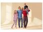 Famille en pyjamas à carreaux: papa et fille en rose, maman et fils en rouge.