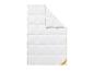 Couette blanche avec liseré doré et un pli dans le coin supérieur droit.
