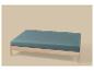 Lit en bois avec matelas bleu-vert sur fond beige.