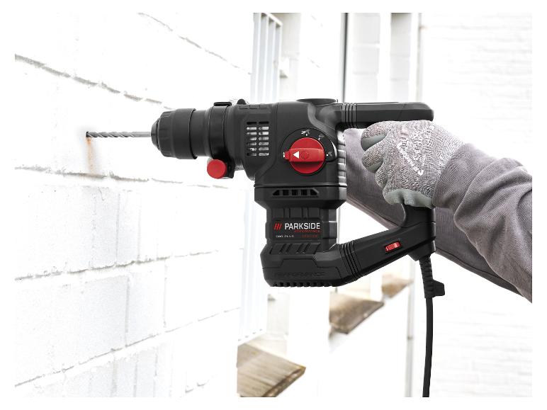 Perforateur Parkside Performance SDS Plus perçant un mur de briques blanches