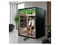 Homme assis dans un sauna moderne avec éclairage LED vert, dans une pièce avec plantes et baignoire.