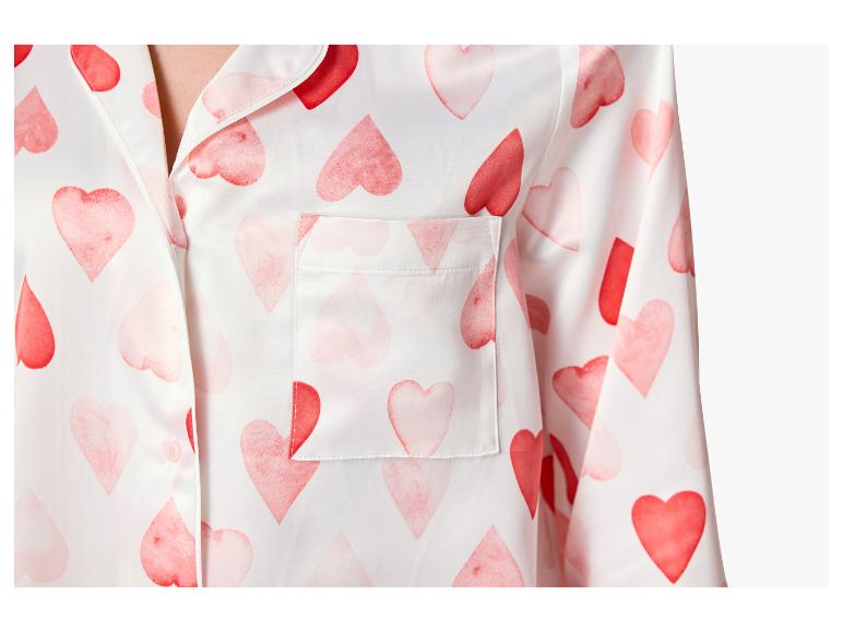 Chemise de pyjama blanche à cœurs rouges avec poche poitrine.