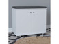 Une armoire à chaussures blanche avec un coussin
