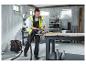 Homme coupant du bois avec scie circulaire sans fil PARKSIDE PERFORMANCE® 12 V et aspirateur en atelier.