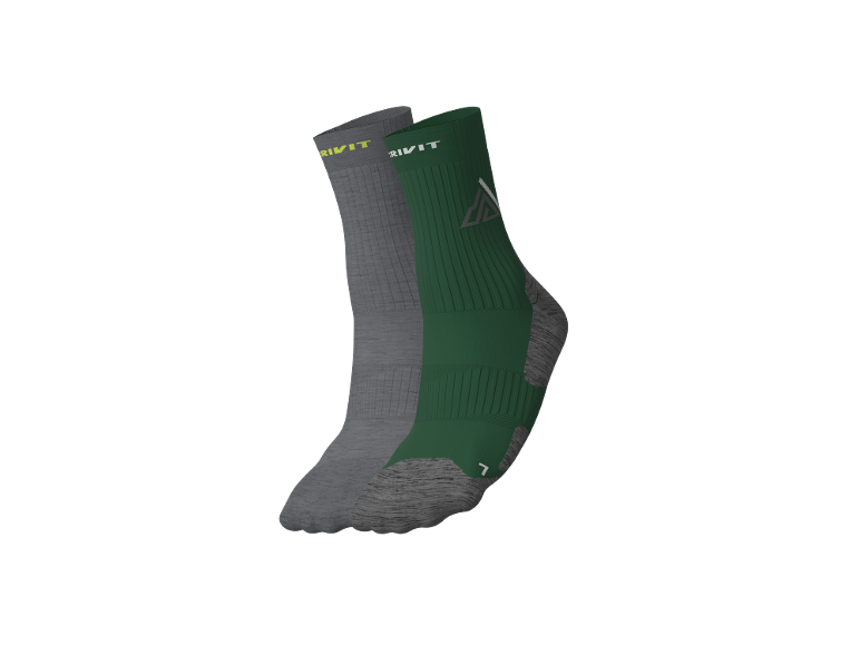 Une paire de chaussettes de randonnée, une grise et une verte, avec un motif sportif.