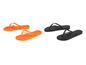 Deux paires de tongs, une orange et une noire
