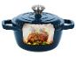 Cocotte en fonte bleue avec couvercle, remplie de carré d'agneau et de légumes.