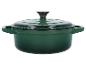 Cocotte en fonte verte avec couvercle.
