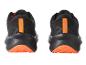 Deux paires de chaussures de course noires avec des détails orange.