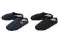 Deux paires de chaussons en feutre : bleu foncé et noir, avec une doublure claire.