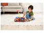 Un enfant joue avec un camion de pompiers et un quad Paw Patrol.
