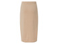 Une longue jupe beige.
