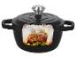 Cocotte en fonte noire avec couvercle, remplie de carré d'agneau et de légumes.