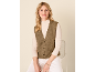 Femme assise sur une chaise portant un gilet en maille vert olive et un sous-pull beige.